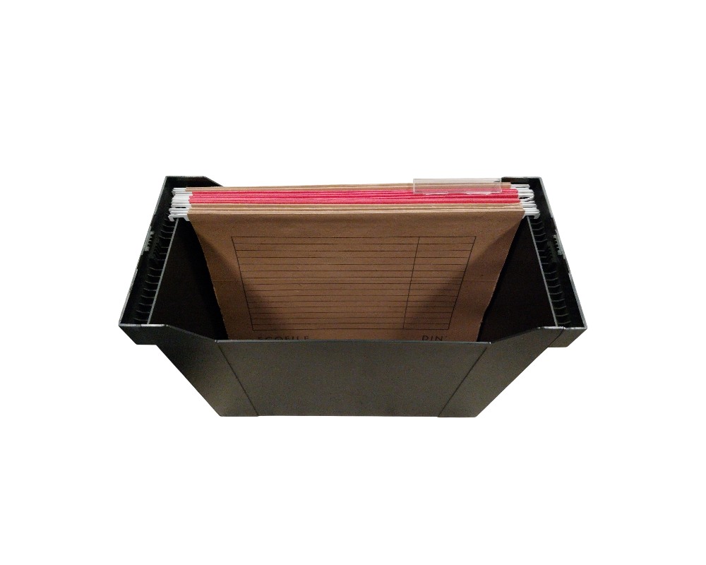 caja archivadora portátil de color negro fabricada en plástico resistente, diseñada con una estructura abierta en su parte superior interna para sostener y organizar carpetas colgantes alquiler para eventos, publicidad, peliculas y series