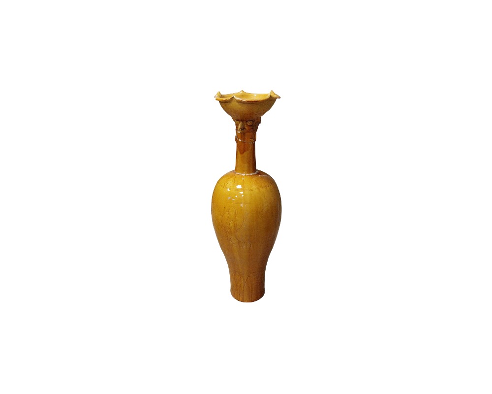 jarrón de cerámica con un acabado brillante en tonos amarillos, caracterizado por un cuerpo estilizado con delicados grabados florales en relieve, un cuello esbelto decorado con una figura zoomorfa y una boca superior de borde lobulado o en forma de flor alquiler para eventos, publicidad, peliculas y series