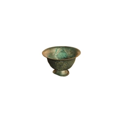 copa de metal con un acabado envejecido y pátina verde, caracterizado por presentar relieves decorativos grabados en su cuerpo y en el interior del fondo, apoyado sobre una base de pie corto alquiler para eventos, publicidad, peliculas y series