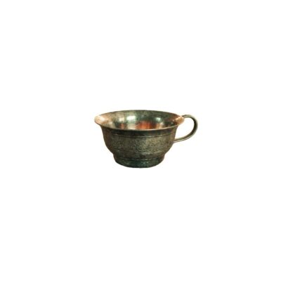 pequeña taza de metal con un acabado envejecido, caracterizado por una forma ensanchada en la parte superior, un asa lateral curvada y una franja central decorada con relieves de pequeñas figuras alquiler para eventos, publicidad, peliculas y series