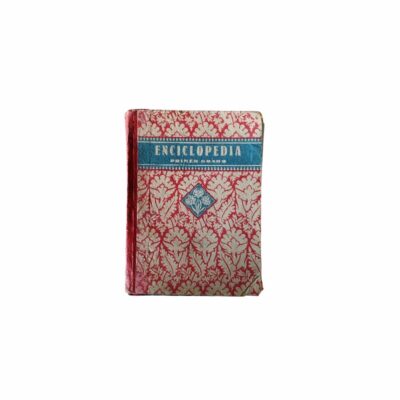 conjunto reúne dos ejemplares clásicos de libros de texto escolares de mediados del siglo XX editados por la célebre Editorial Luis Vives (Edelvives) alquiler para eventos, publicidad, peliculas y series