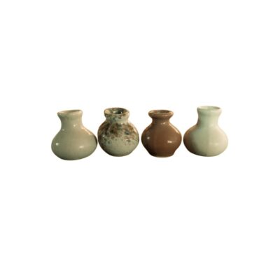 lote de cuatro mini jarrones de cerámica con cuerpos abombados y cuellos estrechos, caracterizados por presentar diferentes acabados esmaltados en tonos claros, marrones y moteados alquiler para eventos, publicidad, peliculas y series