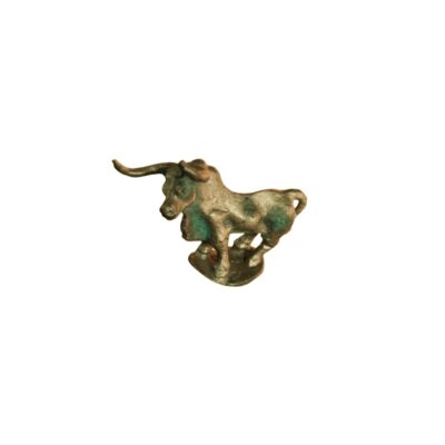 estatuilla de metal con un acabado envejecido y pátina verde, caracterizada por representar a un toro alquiler para eventos, publicidad ,peliculas y series