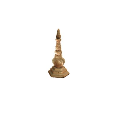 pequeña figura ornamental de diseño escalonado y vertical que representa una estupa o pináculo arquitectónico de inspiración budista, caracterizada por una base poligonal y una estructura superior cónica con anillos superpuestos alquiler para eventos, publicidad, peliculas y series
