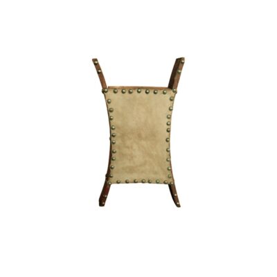 objeto de diseño rústico compuesto por una estructura de madera y un panel central tapizado en cuero claro o pergamino, fijado mediante una línea de tachuelas metálicas en todo su contorno alquiler para eventos, publicidad, peliculas y series