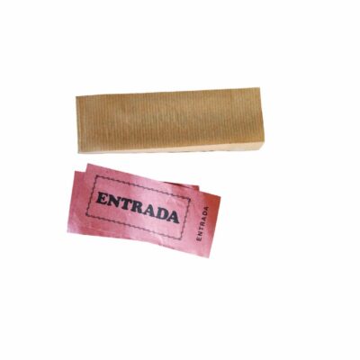 rollo de papel kraft estriado junto con varias unidades de tiques o entradas desprendibles de época en color rosado alquiler para eventos, publicidad, peliculas y series