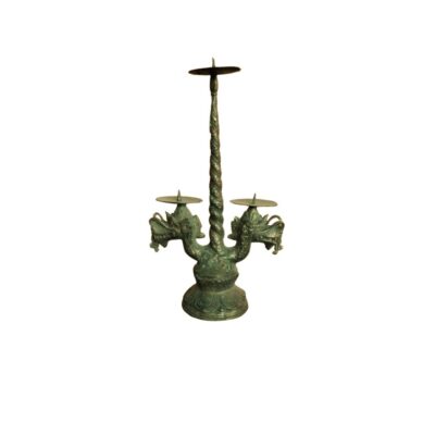 candelabro ornamental de metal con acabado de pátina verde envejecida, caracterizado por su diseño de tres brazos portavelas dotados de platillos y pinchos, con un vástago central retorcido flanqueado por cabezas de dragones alquiler para eventos, publicidad, peliculas y series