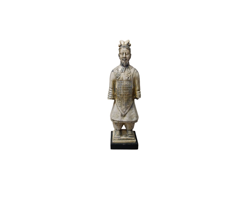 estatuilla inspirada en los tradicionales guerreros de terracota, que representa a una figura humana con armadura detallada, peinado tradicional y expresión seria, montada sobre una base rectangular oscura alquiler para eventos, publicidad, peliculas y series