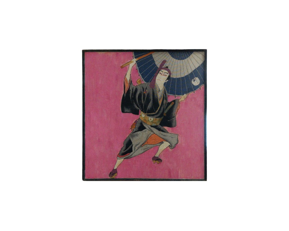 obra artística enmarcada en madera de diseño cuadrado, caracterizada por una ilustración sobre soporte textil que representa a una figura masculina en pose dinámica o teatral, ataviada con vestimenta tradicional oscura y sosteniendo una gran sombrilla sobre un fondo de color rosa intenso alquiler para eventos, publicidad, peliculas y series