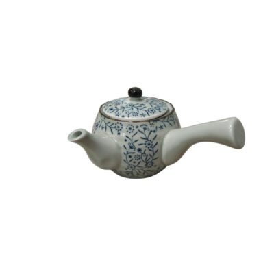 tetera tradicional de estilo kyusu de cerámica, caracterizada por un mango lateral ergonómico, un pico vertedor corto y una tapa superior a juego, todo ello decorado con un fino patrón de motivos florales y vegetales en tonos azules sobre fondo claro alquiler para eventos, publicidad, peliculas y series