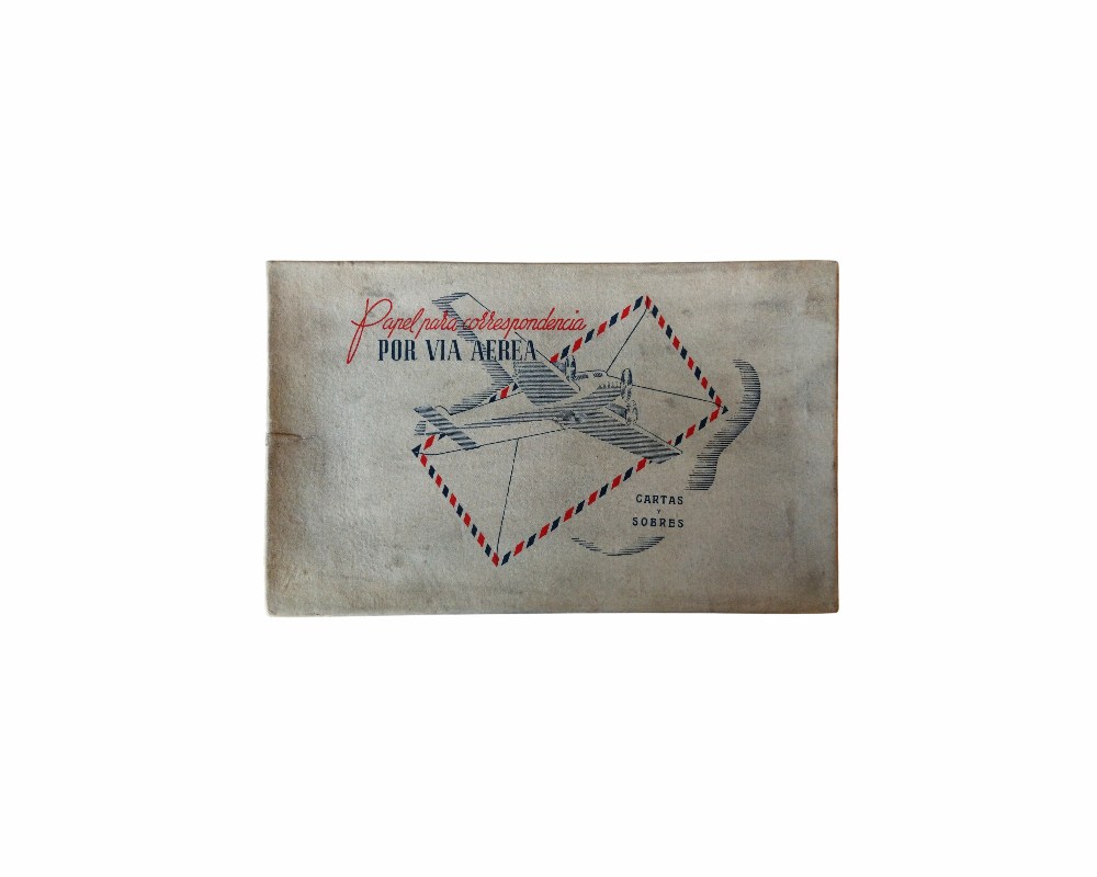 caja completa y original de época que contiene papel de cartas y sobres destinados a la correspondencia "Por Vía Aérea" (Air Mail) alquiler para eventos, publicidad, peliculas y series
