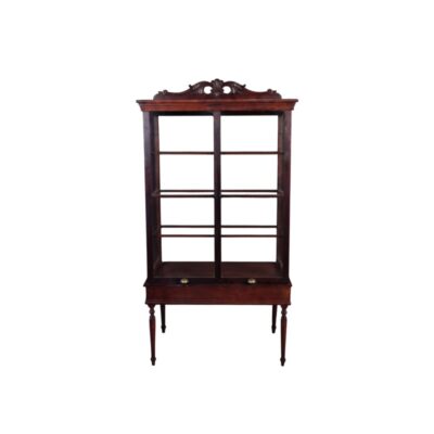 Elegante vitrina de madera noble en tono oscuro, caracterizada por sus amplios paneles acristalados que permiten una visibilidad completa de su interior alquiler para eventos, publicidad, peliculas y series