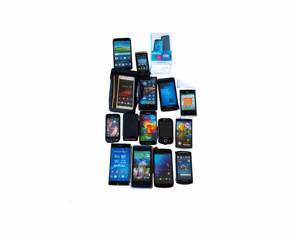 conjunto reúne una selección variada de smartphones y teléfonos inteligentes de diversas marcas y épocas de la primera generación de la telefonía táctil (incluyendo terminales como Sony Xperia, Samsung Galaxy y otros modelos populares con pantallas táctiles y teclados físicos avanzados) alquiler para eventos, publicidad, peliculas y series