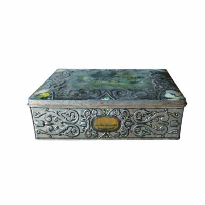 magnífica caja de lata litografiada y en relieve de época, correspondiente a la marca de repostería "Teulas - Postre Riquísimo (Nombre Registrado)" alquiler para eventos, publicidad, peliculas y series