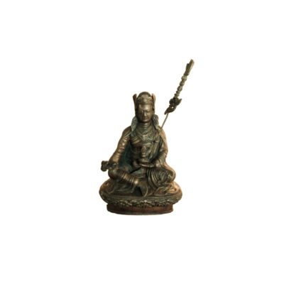 figura escultórica de metal con pátina envejecida que representa a una divinidad o personaje mitológico sentado sobre una base de loto, ataviado con indumentaria tradicional y sosteniendo un cetro alargado alquiler para eventos, publicidad, peliculas y series