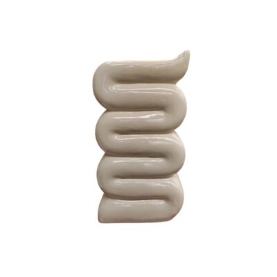Mesa Auxiliar Whip es una pieza de diseño contemporáneo que destaca por su estética escultural y minimalista. Con su distintiva forma de pliegues sinuosos, este mueble no solo cumple una función práctica, sino que actúa como un elemento decorativo llamativo en cualquier estancia, ideal para espacios modernos que buscan un toque de diseño vanguardista alquiler para eventos, publicidad, peliculas y series