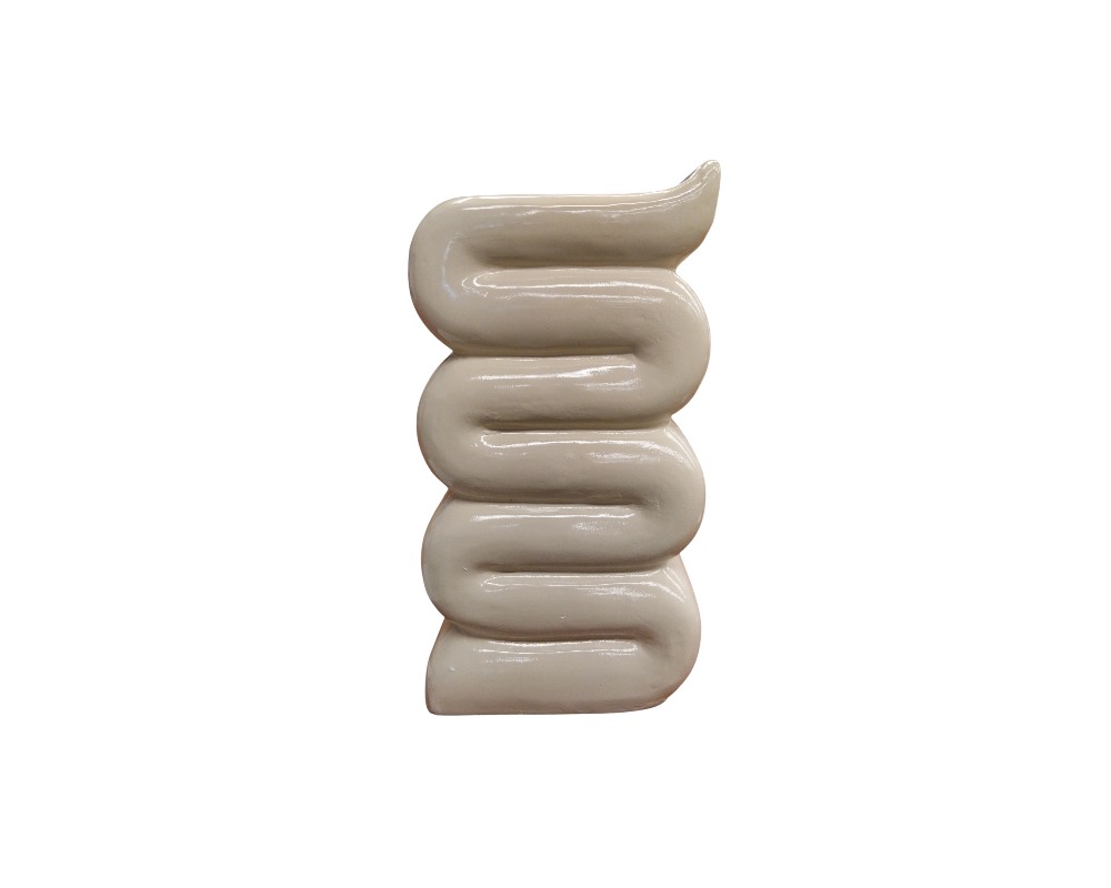 Mesa Auxiliar Whip es una pieza de diseño contemporáneo que destaca por su estética escultural y minimalista. Con su distintiva forma de pliegues sinuosos, este mueble no solo cumple una función práctica, sino que actúa como un elemento decorativo llamativo en cualquier estancia, ideal para espacios modernos que buscan un toque de diseño vanguardista alquiler para eventos, publicidad, peliculas y series