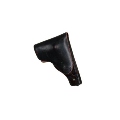 funda para arma corta confeccionada en cuero rígido de color negro, caracterizada por un diseño clásico de solapa envolvente con cierre de botón a presión alquiler para eventos, publicidad, peliculas y series