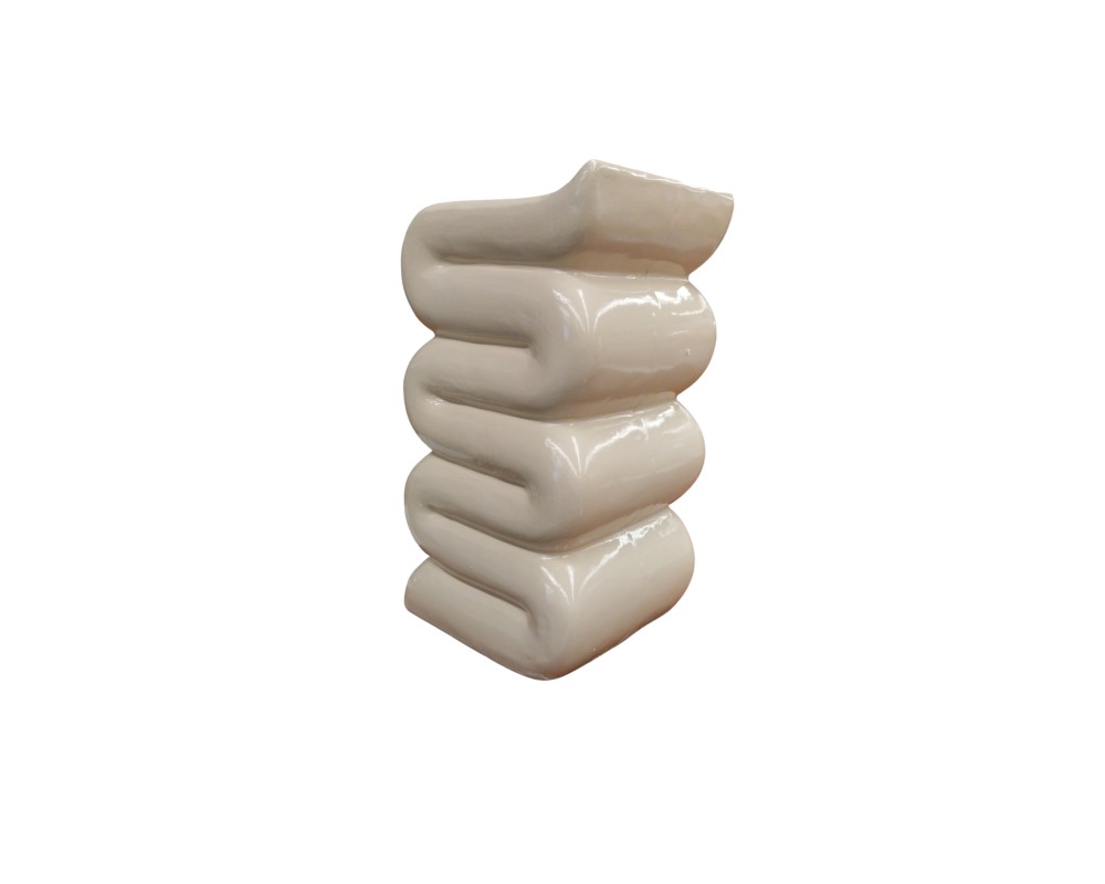 Mesa Auxiliar Whip es una pieza de diseño contemporáneo que destaca por su estética escultural y minimalista. Con su distintiva forma de pliegues sinuosos, este mueble no solo cumple una función práctica, sino que actúa como un elemento decorativo llamativo en cualquier estancia, ideal para espacios modernos que buscan un toque de diseño vanguardista alquiler para eventos, publicidad, peliculas y series