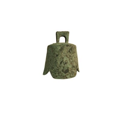 campana metálica de forma trapezoidal con acabado de pátina verde envejecida, caracterizada por contar con un asa superior rectangular para su sujeción y un borde inferior ensanchado alquiler para eventos, publicidad, peliculas y series