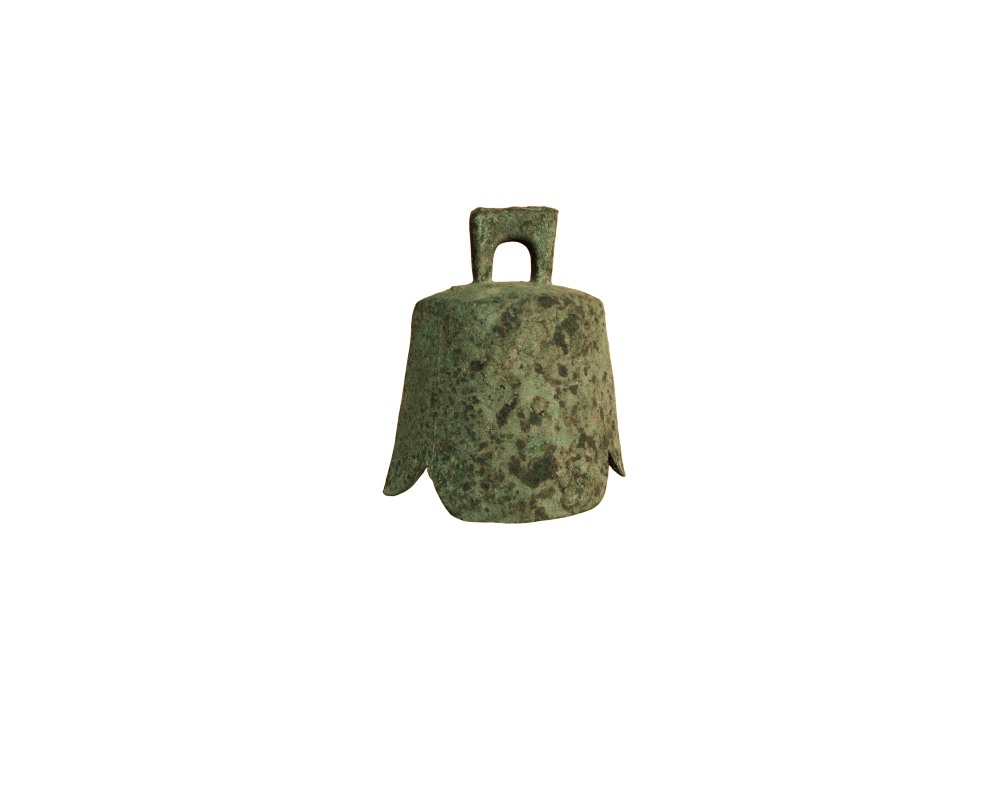 campana metálica de forma trapezoidal con acabado de pátina verde envejecida, caracterizada por contar con un asa superior rectangular para su sujeción y un borde inferior ensanchado alquiler para eventos, publicidad, peliculas y series