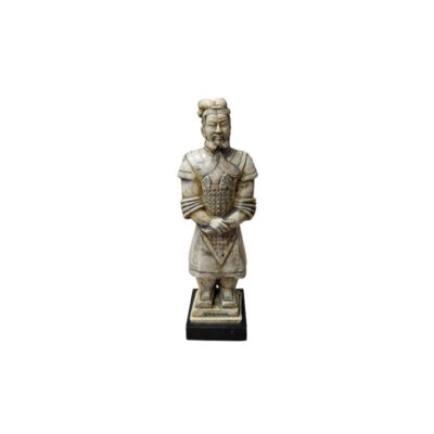 estatuilla inspirada en los tradicionales guerreros de terracota, que representa a una figura militar con armadura protectora detallada, peinado tradicional recogido y las manos cruzadas al frente, montada sobre una base rectangular oscura alquiler para eventos, publicidad, peliculas y series