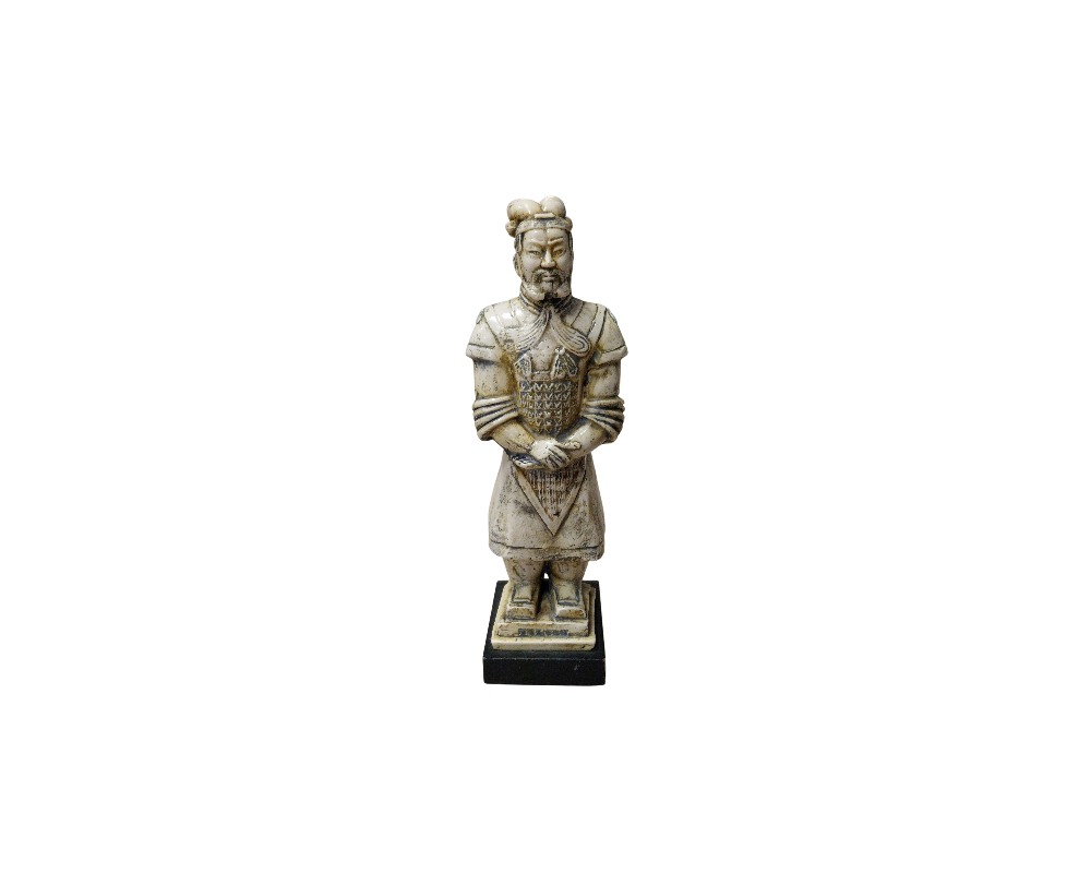 estatuilla inspirada en los tradicionales guerreros de terracota, que representa a una figura militar con armadura protectora detallada, peinado tradicional recogido y las manos cruzadas al frente, montada sobre una base rectangular oscura alquiler para eventos, publicidad, peliculas y series