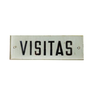 señalización corporativa e institucional de época, fabricadas en cristal con tipografía clásica en color negro alquiler para eventos, publicidad, peliculas y series