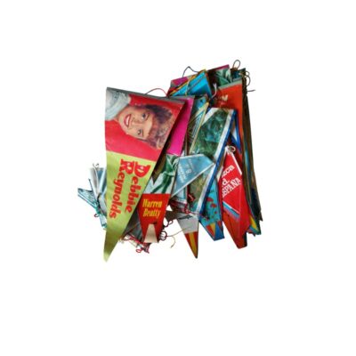 original y colorido lote de banderines en miniatura de época, caracterizados por su formato triangular con cordón superior para colgar alquiler para eventos, publicidad, peliculas y series