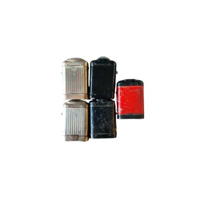 lote de linternas metálicas portátiles de época de mediados del siglo XX, compuesto por cinco unidades de diferentes acabados y colores alquiler para eventos, publicidad, peliculas y series
