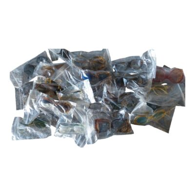 conjunto reúne un extenso lote de gafas y monturas de época, cada una protegida individualmente en su respectiva bolsita de plástico transparente con autocierre. Muestra una amplia variedad de estilos, formas de montura alquiler para eventos, publicidad, peliculas y series