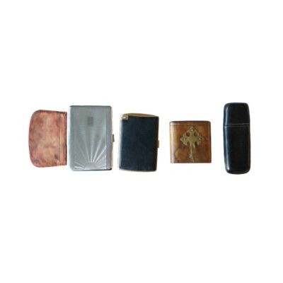 selecto lote de pequeños accesorios y estuches de bolsillo de época, compuesto por cinco piezas de diversa índole alquiler para eventos, publicidad, peliculas y series