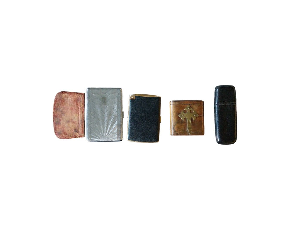 selecto lote de pequeños accesorios y estuches de bolsillo de época, compuesto por cinco piezas de diversa índole alquiler para eventos, publicidad, peliculas y series
