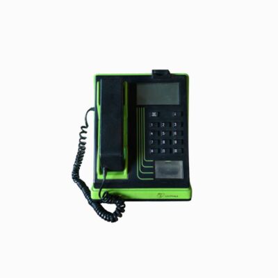 emblemático teléfono público de la compañía Telefónica, diseñado para funcionar con tarjeta en espacios interiores . Presenta una robusta carcasa de plástico en llamativo color verde brillante con frontal negro, teclado numérico de marcación por tonos, pantalla digital superior y un auricular de mano acoplado mediante cable espiral, lo que le confiere un gran atractivo retro-tecnológico alquiler para eventos, publicidad, peliculas y series