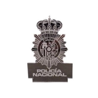 emblema Metacrilato decorativo que representa el escudo y la estrella de la Policía Nacional de España, rematado en la parte superior por la corona real y complementado con una base inferior rectangular que lleva grabada la inscripción "POLICÍA NACIONAL" alquiler para eventos, publicidad, peliculas y series