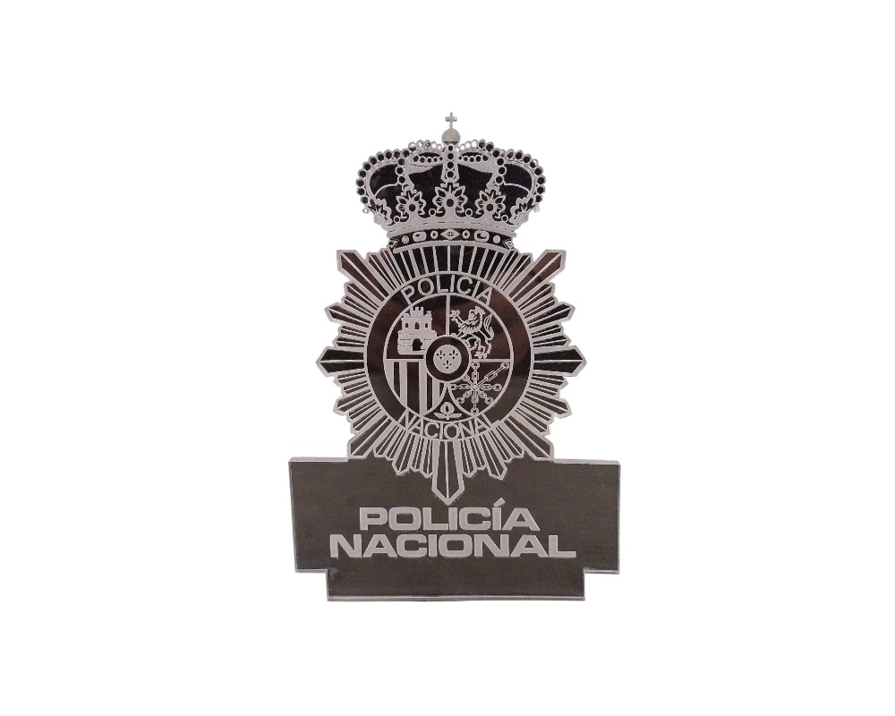 emblema Metacrilato decorativo que representa el escudo y la estrella de la Policía Nacional de España, rematado en la parte superior por la corona real y complementado con una base inferior rectangular que lleva grabada la inscripción "POLICÍA NACIONAL" alquiler para eventos, publicidad, peliculas y series