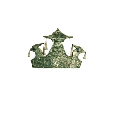tocado metálico de estilo tradicional asiático, caracterizado por un acabado envejecido en tonos verdosos y dorados, decorada con relieves de figuras y criaturas mitológicas, un remate superior en forma de techumbre o templete y pequeños colgantes en forma de campanilla distribuidos en los laterales alquiler para eventos, publicidad, peliculas y series