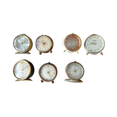 lote de siete pequeños relojes despertadores y de mesa de época de mediados del siglo XX alquiler para eventos, publicidad, peliculas y series
