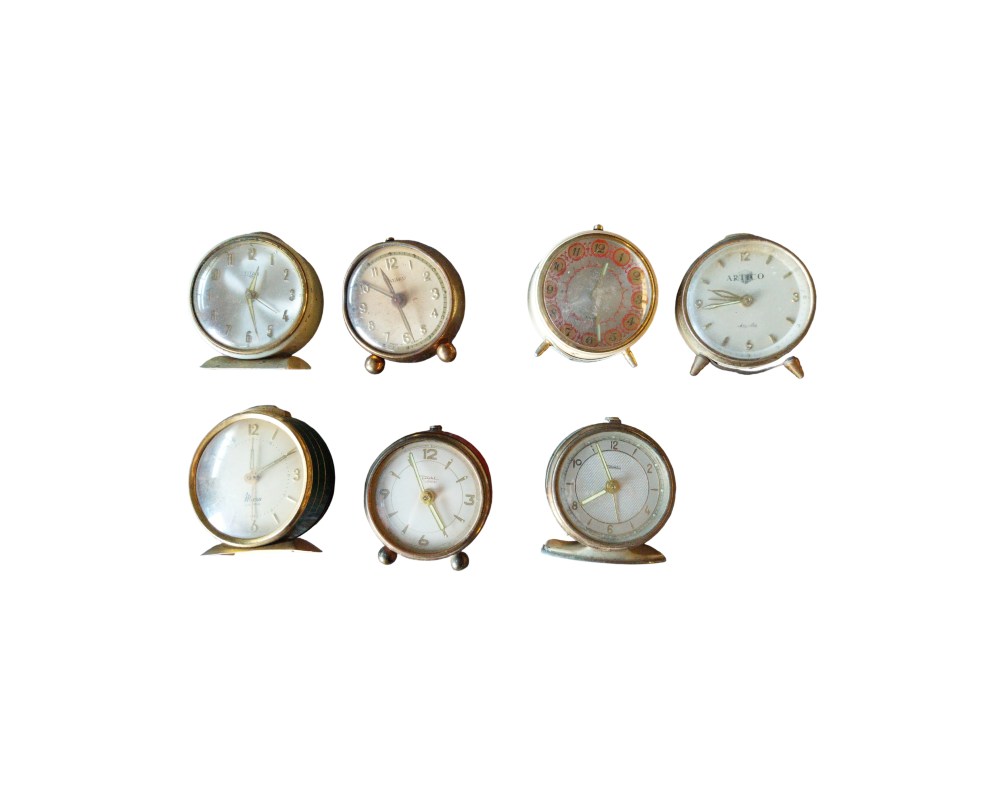 lote de siete pequeños relojes despertadores y de mesa de época de mediados del siglo XX alquiler para eventos, publicidad, peliculas y series