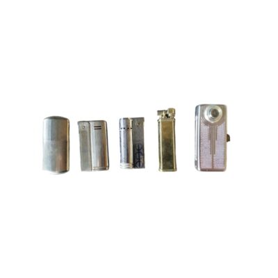 lote de cinco encendedores y mecheros de bolsillo de época de mediados del siglo XX, compuesto por diversas piezas metálicas con acabados plateados y dorados. Muestra una gran variedad de diseños clásicos de pedernal y gasolina alquiler para eventos, publicidad, peliculas y series
