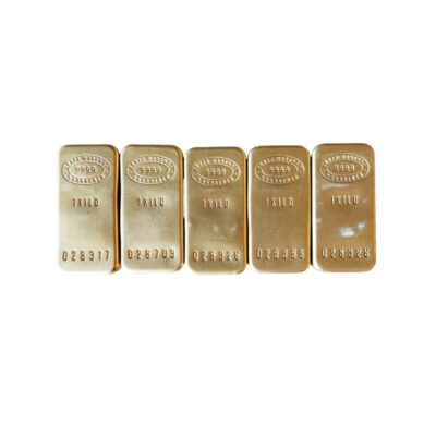 lote de cinco piezas decorativas en forma de lingotes metálicos con acabado dorado, caracterizadas por sus inscripciones grabadas en relieve que simulan especificaciones de peso y pureza alquileres para eventos, publicidad, peliculas y series