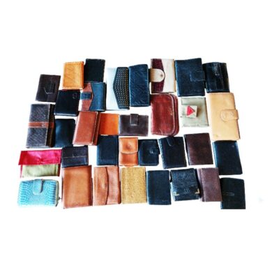 lote de carteras, monederos y billeteros de época, confeccionados principalmente en piel, cuero y materiales textiles variados. Muestra una gran diversidad de formatos, tamaños, colores y tipos de cierre alquiler para eventos, publicidad, peliculas y series