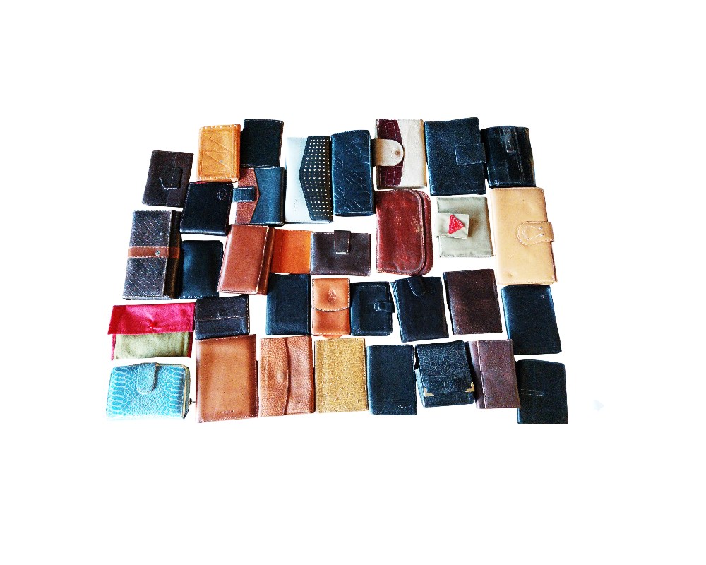 lote de carteras, monederos y billeteros de época, confeccionados principalmente en piel, cuero y materiales textiles variados. Muestra una gran diversidad de formatos, tamaños, colores y tipos de cierre alquiler para eventos, publicidad, peliculas y series