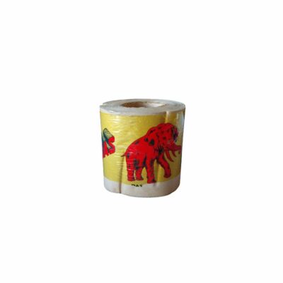rollo de papel higiénico antiguo de época, caracterizado por su envoltorio o estampación de diseño clásico que destaca una llamativa ilustración gráfica de un elefante rojo sobre fondo amarillo y tipografía retro alquiler para eventos, publicidad, peliculas y series