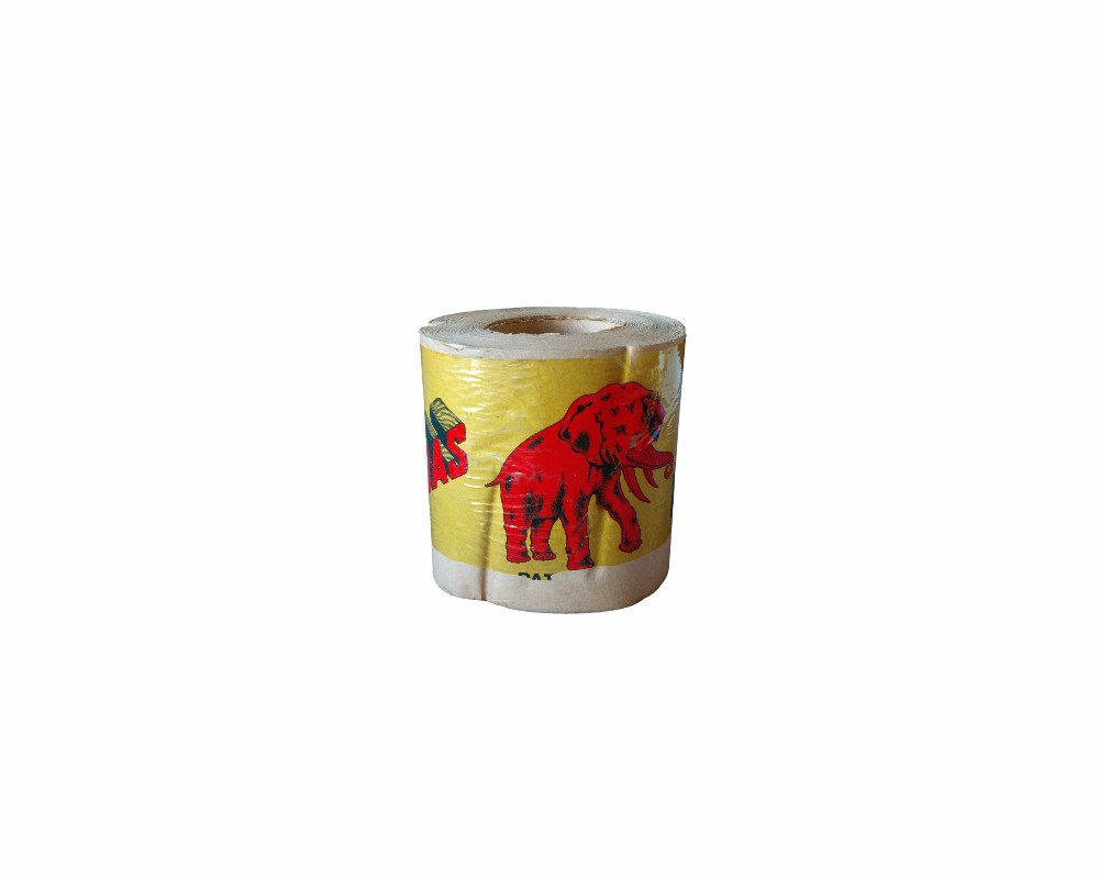 rollo de papel higiénico antiguo de época, caracterizado por su envoltorio o estampación de diseño clásico que destaca una llamativa ilustración gráfica de un elefante rojo sobre fondo amarillo y tipografía retro alquiler para eventos, publicidad, peliculas y series