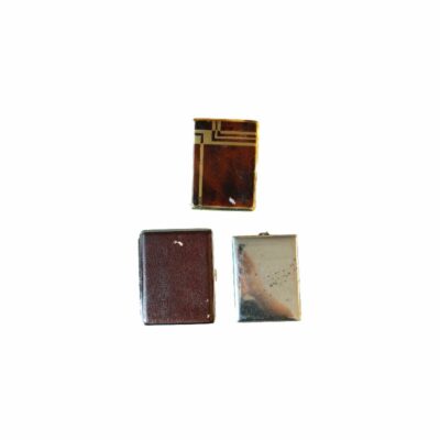 lote de tres pequeñas pitilleras y estuches de bolsillo de época, compuesto por piezas de diversa índole y acabados clásicos alquiler para eventos, publicidad, peliculas y series