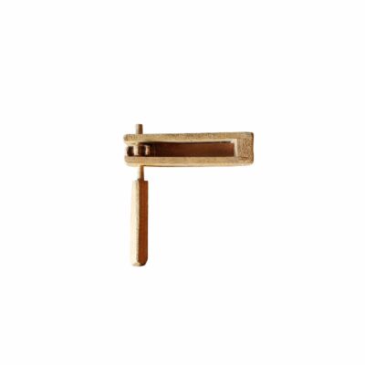carraca de mano tradicional de época, fabricada íntegramente en madera natural y compuesta por un cuerpo principal con lengüeta y un mango giratorio dentado alquiler para eventos, publicidad, peliculas y series