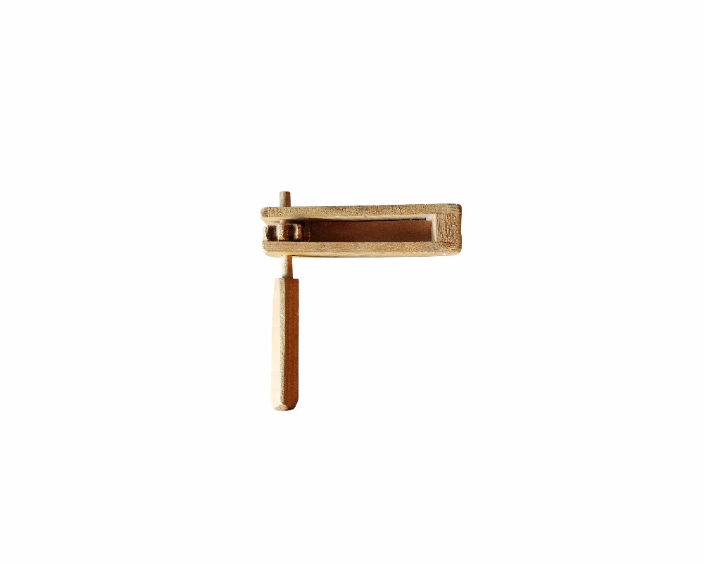 carraca de mano tradicional de época, fabricada íntegramente en madera natural y compuesta por un cuerpo principal con lengüeta y un mango giratorio dentado alquiler para eventos, publicidad, peliculas y series