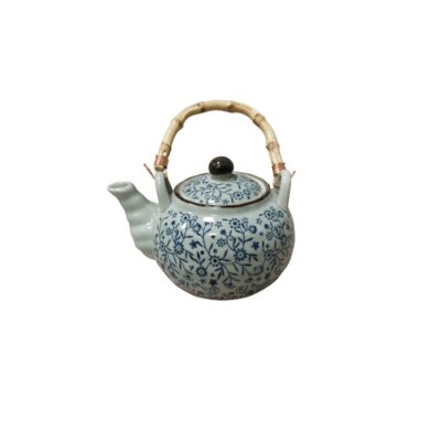 pequeña tetera de cerámica de cuerpo globular y esmalte claro, caracterizada por un diseño de inspiración oriental decorado con un denso patrón de pequeñas flores y tallos entrelazados en tonos azul cobalto que se extiende tanto por el cuerpo como por la tapa a juego alquiler para eventos, publicidad, peliculas y series
