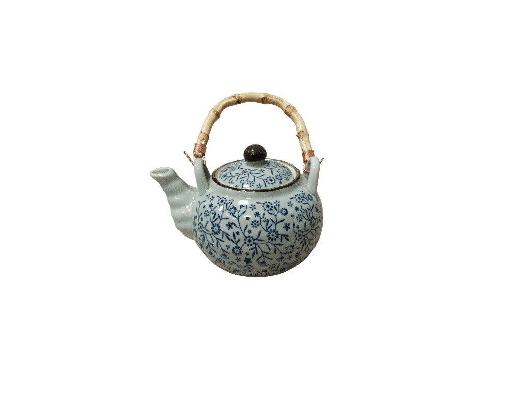 pequeña tetera de cerámica de cuerpo globular y esmalte claro, caracterizada por un diseño de inspiración oriental decorado con un denso patrón de pequeñas flores y tallos entrelazados en tonos azul cobalto que se extiende tanto por el cuerpo como por la tapa a juego alquiler para eventos, publicidad, peliculas y series